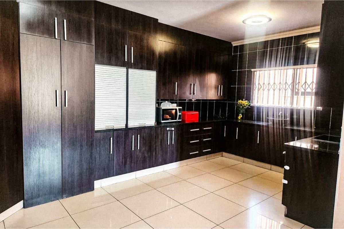 A Prestigious Estate with Luxury Living and No Loadshedding - Photo 3