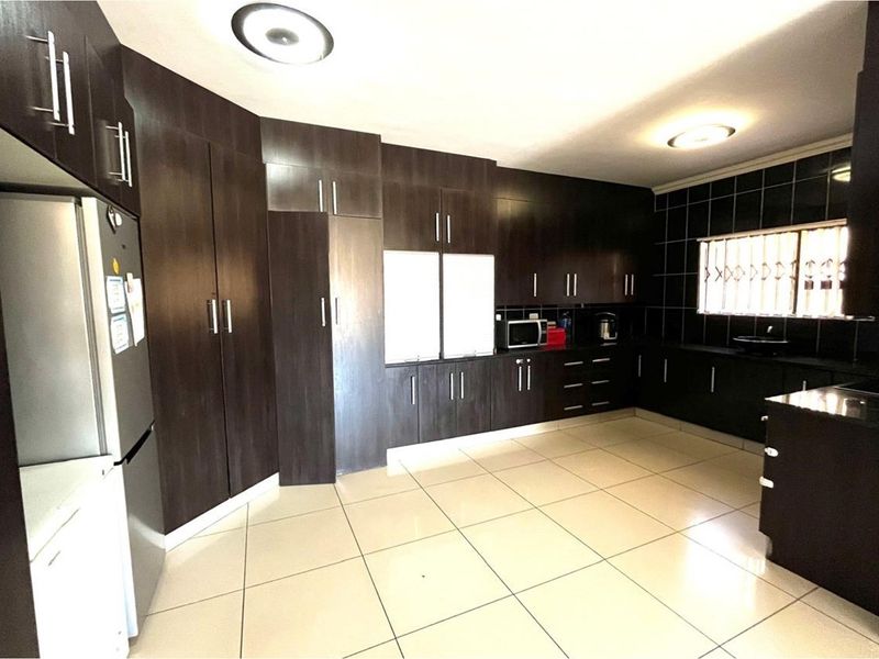 A Prestigious Estate with Luxury Living and No Loadshedding - Photo 5