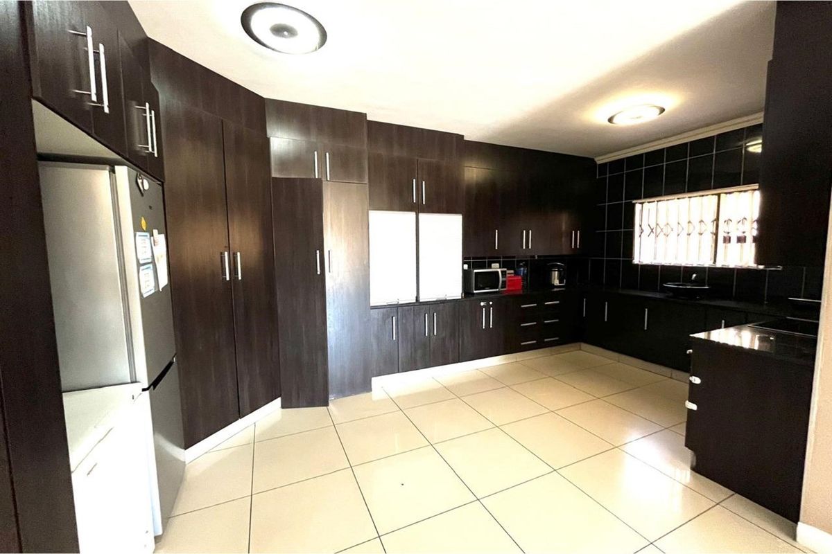 A Prestigious Estate with Luxury Living and No Loadshedding - Photo 5