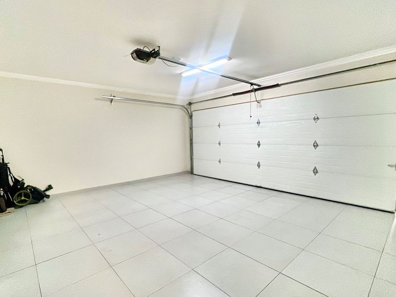 Elegant 3-Bedroom Townhouse - Photo 4