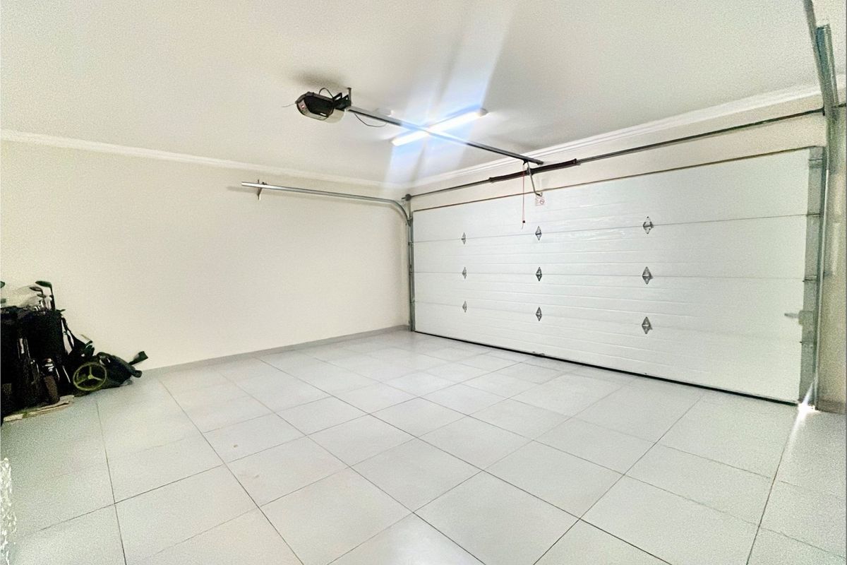 Elegant 3-Bedroom Townhouse - Photo 4