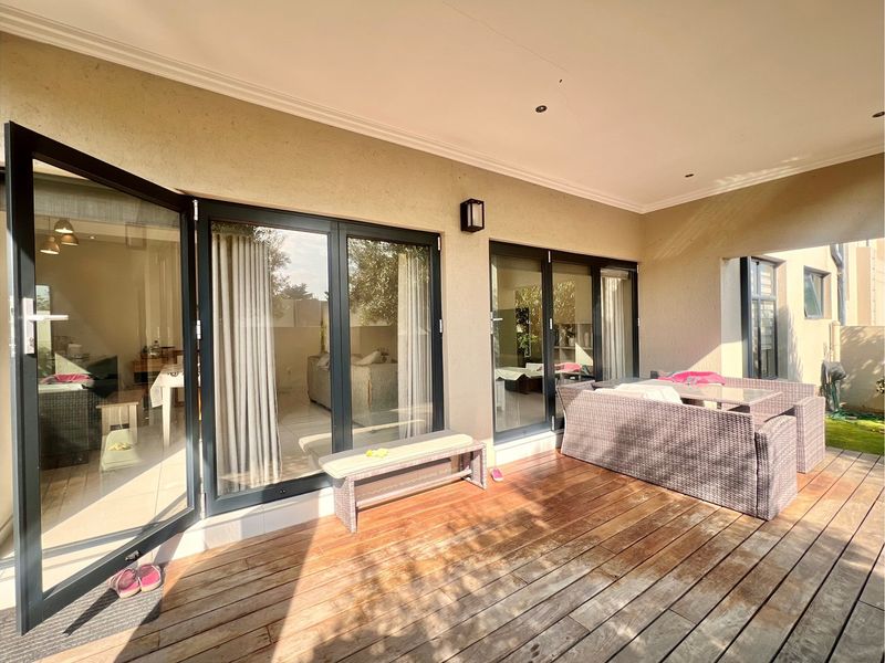 Elegant 3-Bedroom Townhouse - Photo 9