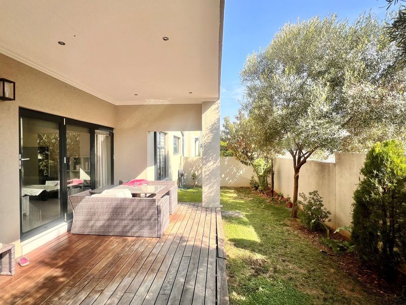 Elegant 3-Bedroom Townhouse - Photo 10