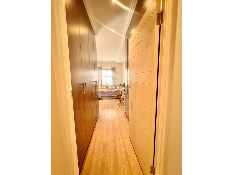 Elegant 3-Bedroom Townhouse - Photo 2