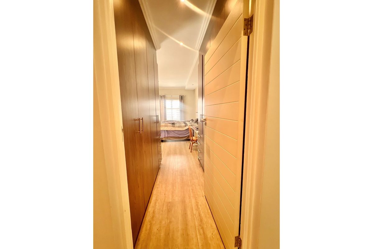 Elegant 3-Bedroom Townhouse - Photo 2