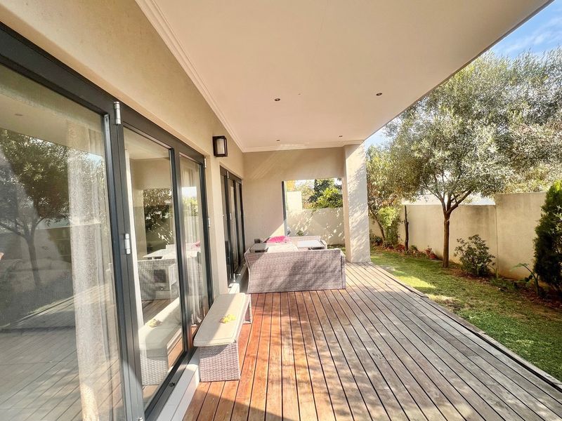 Elegant 3-Bedroom Townhouse - Photo 8