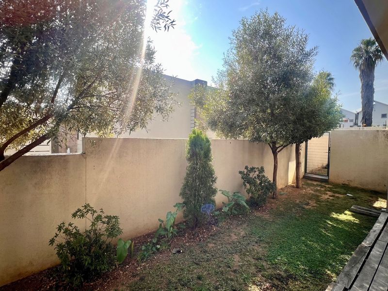 Elegant 3-Bedroom Townhouse - Photo 6