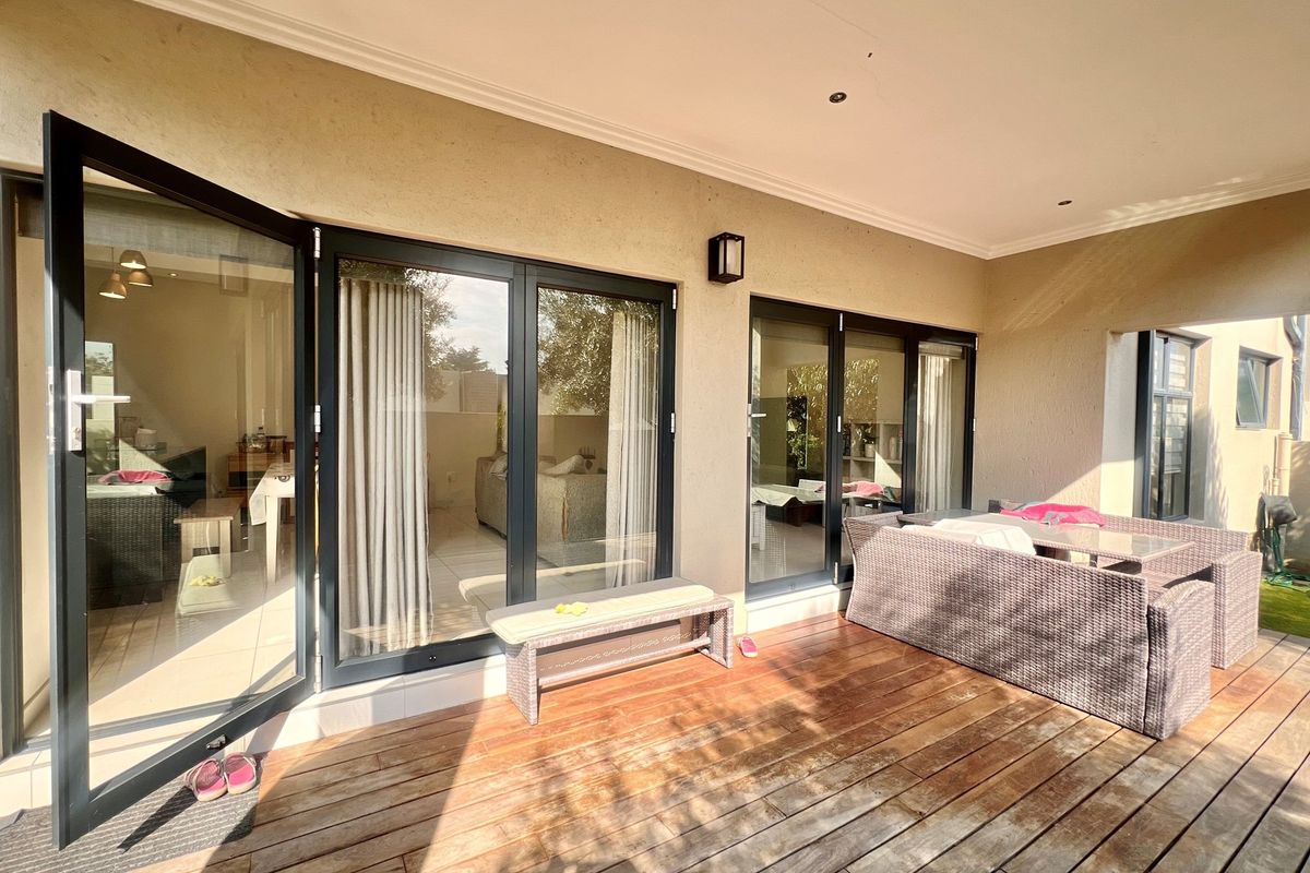 Elegant 3-Bedroom Townhouse - Photo 5