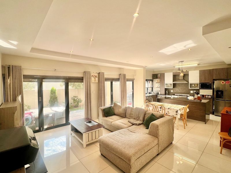 Elegant 3-Bedroom Townhouse - Photo 3