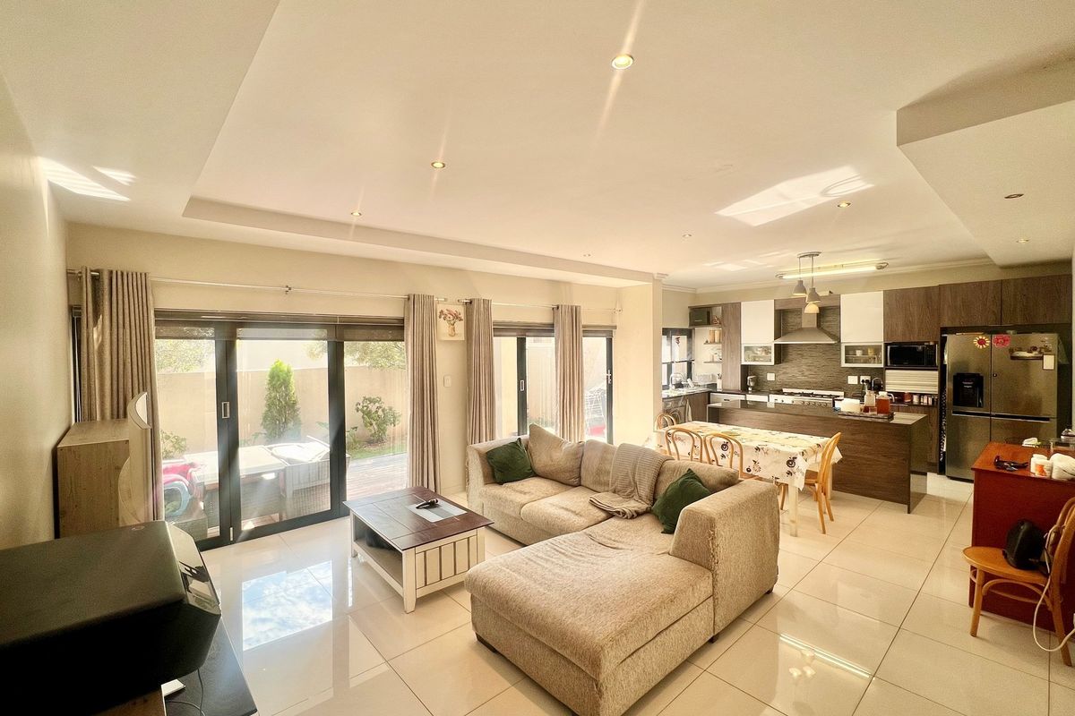 Elegant 3-Bedroom Townhouse - Photo 3