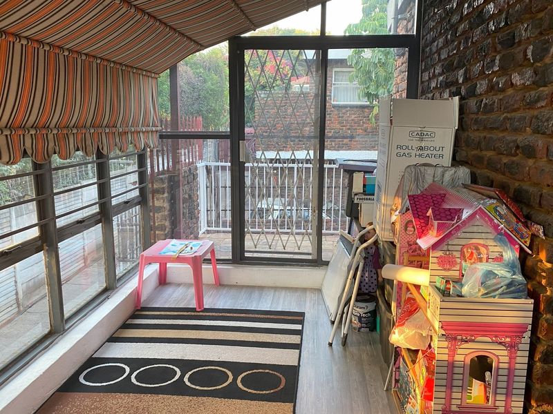 Renovated Duplex Apartment - Photo 9