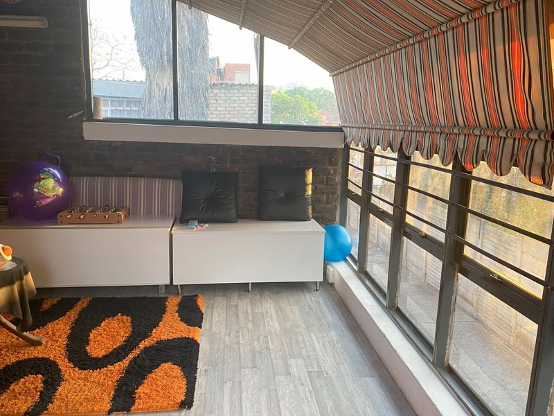 Renovated Duplex Apartment - Photo 10