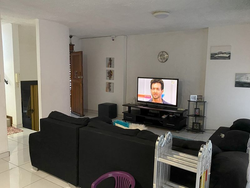 Renovated Duplex Apartment - Photo 2