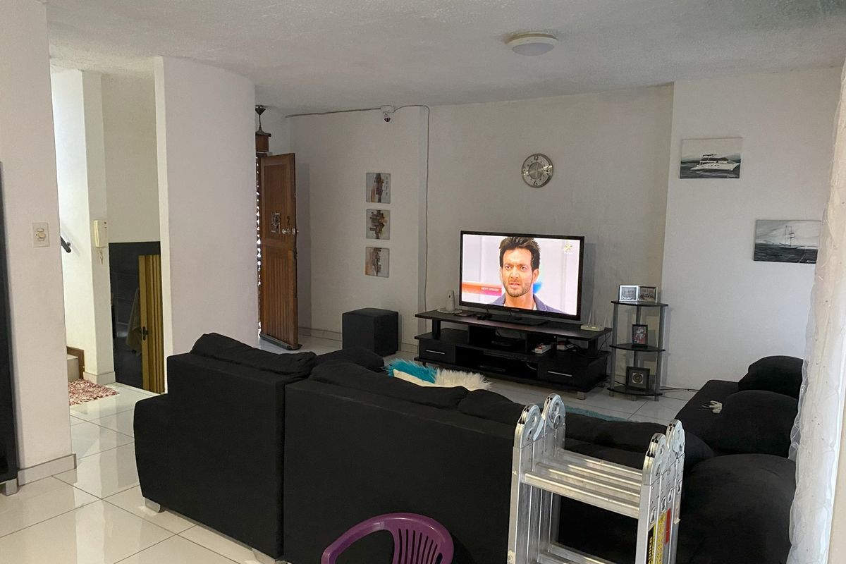 Renovated Duplex Apartment - Photo 2