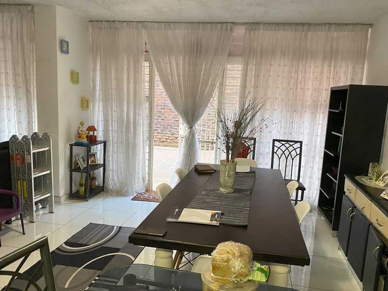 Renovated Duplex Apartment - Photo 3