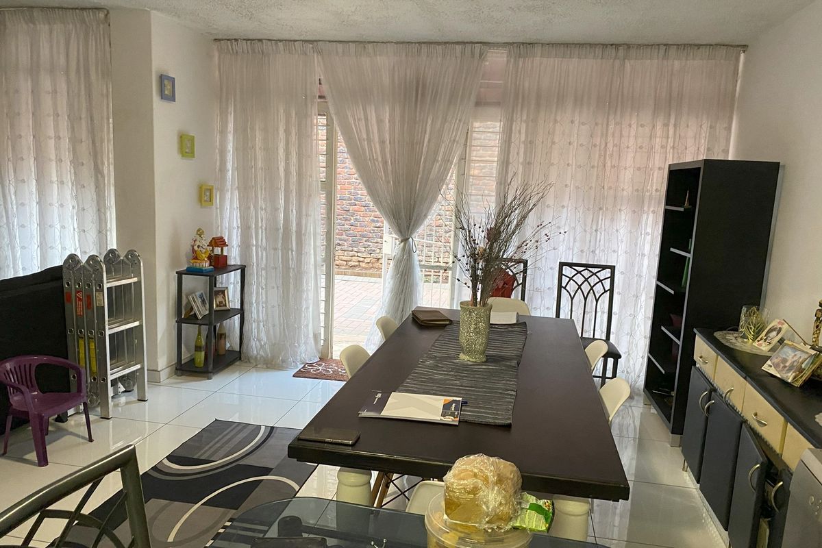 Renovated Duplex Apartment - Photo 3