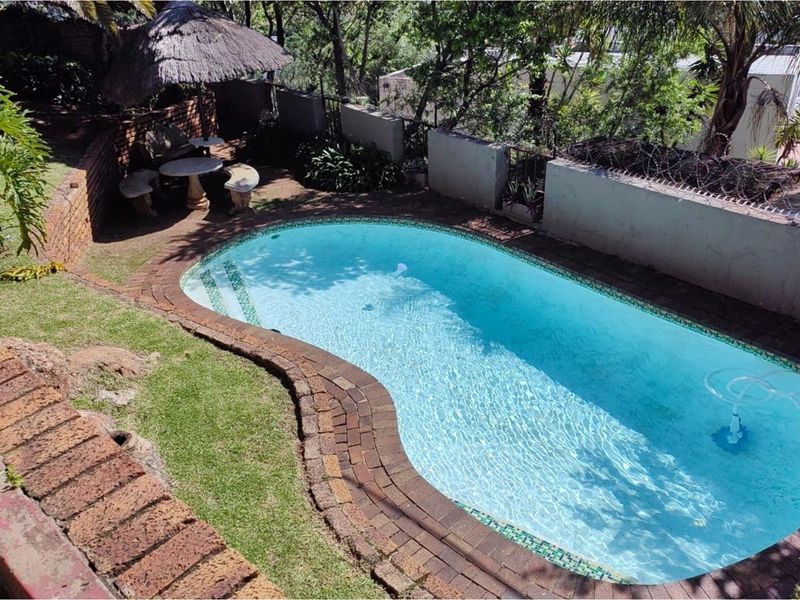 "Neat duplex living with stunning Joburg views -  convenience in a secure complex - Photo 5