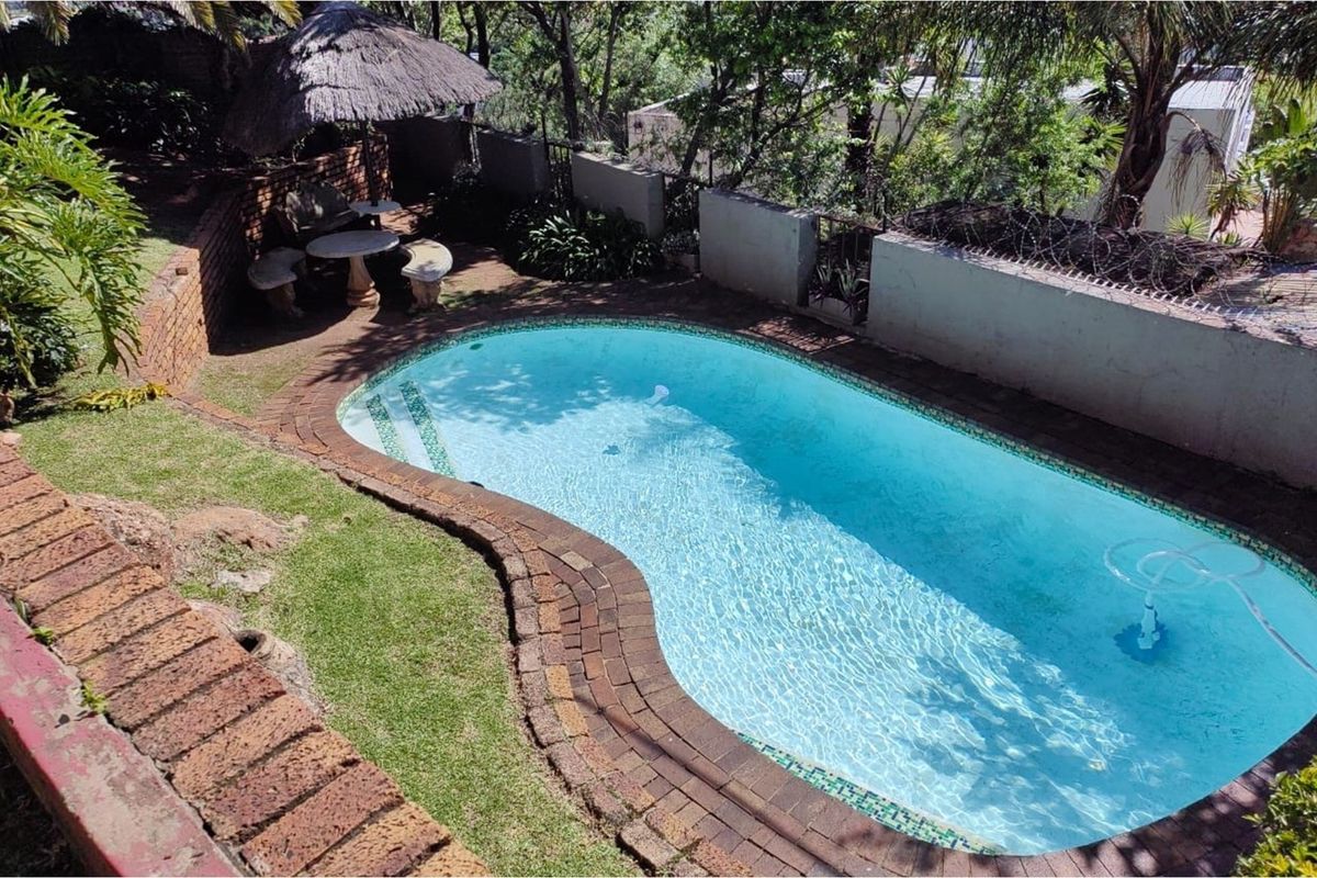 "Neat duplex living with stunning Joburg views -  convenience in a secure complex - Photo 5