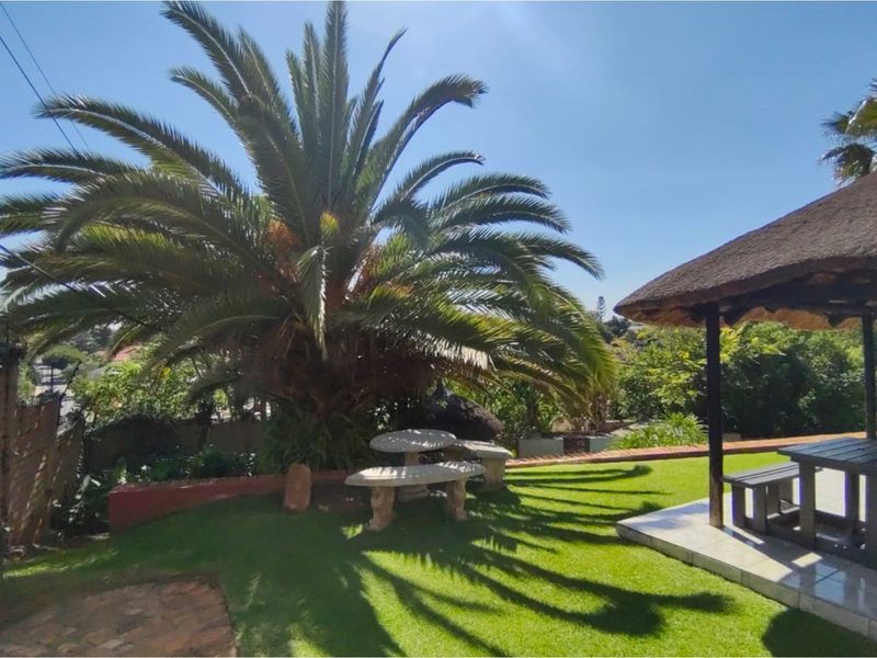 "Neat duplex living with stunning Joburg views -  convenience in a secure complex - Photo 9
