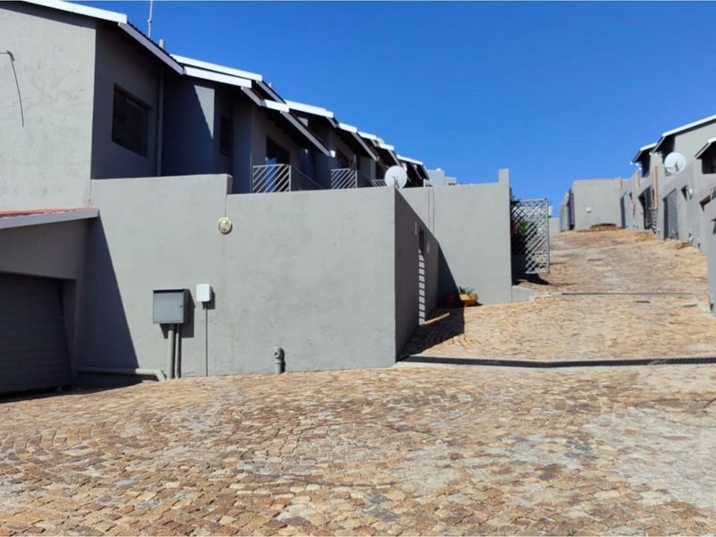 "Neat duplex living with stunning Joburg views -  convenience in a secure complex - Photo 10