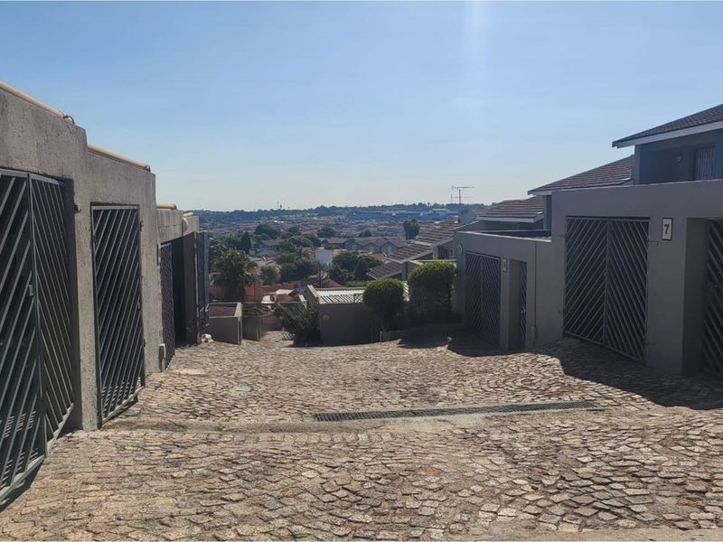 "Neat duplex living with stunning Joburg views -  convenience in a secure complex - Photo 3