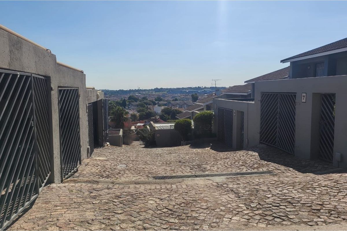 "Neat duplex living with stunning Joburg views -  convenience in a secure complex - Photo 3