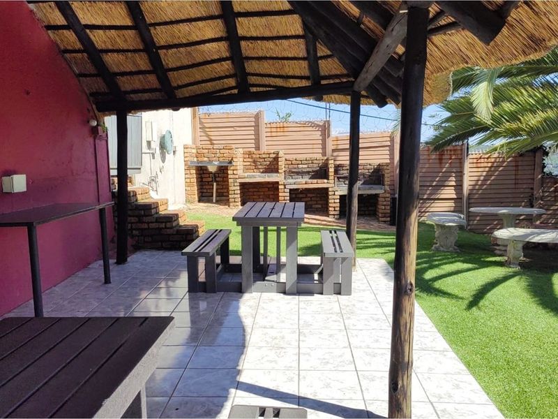 "Neat duplex living with stunning Joburg views -  convenience in a secure complex - Photo 4