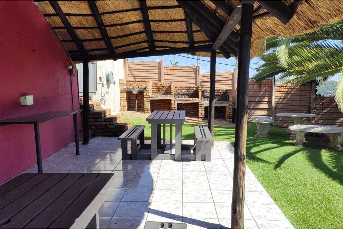 "Neat duplex living with stunning Joburg views -  convenience in a secure complex - Photo 4