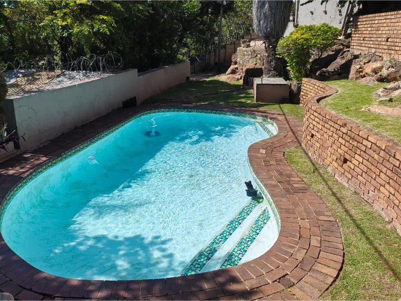 "Neat duplex living with stunning Joburg views -  convenience in a secure complex - Photo 7