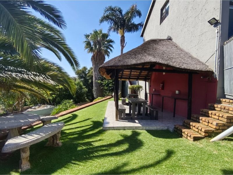 "Neat duplex living with stunning Joburg views -  convenience in a secure complex - Photo 8