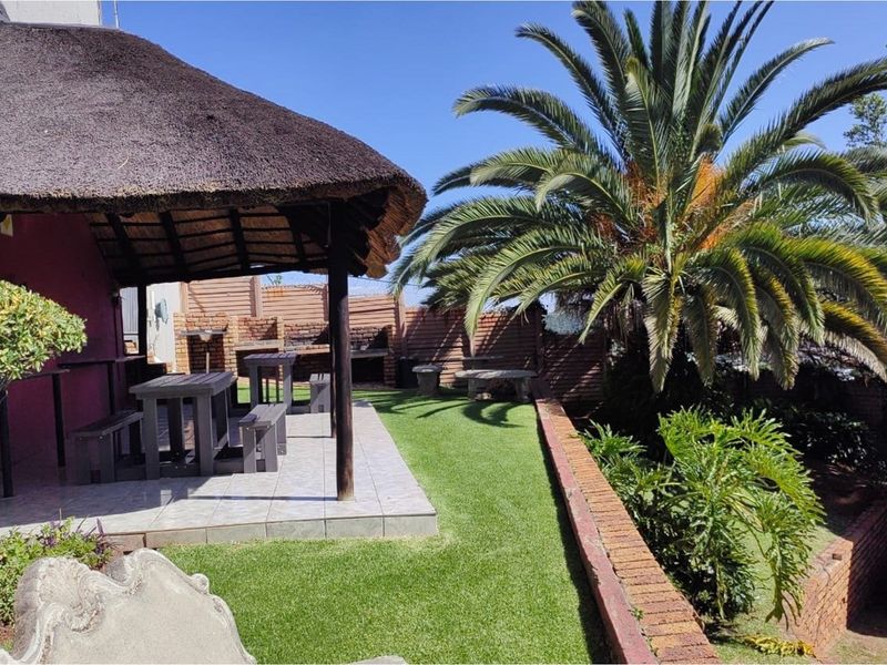 "Neat duplex living with stunning Joburg views -  convenience in a secure complex - Photo 6