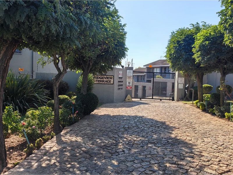 "Neat duplex living with stunning Joburg views -  convenience in a secure complex - Photo 2