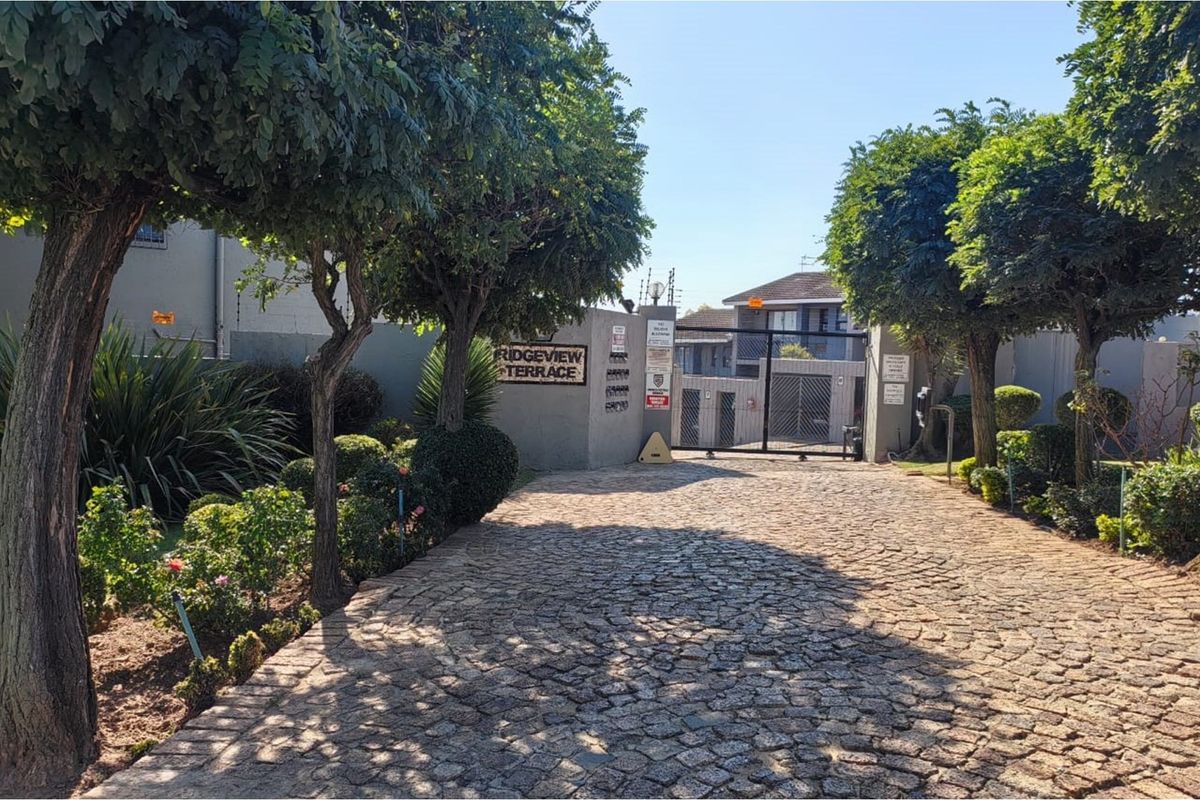 "Neat duplex living with stunning Joburg views -  convenience in a secure complex - Photo 2
