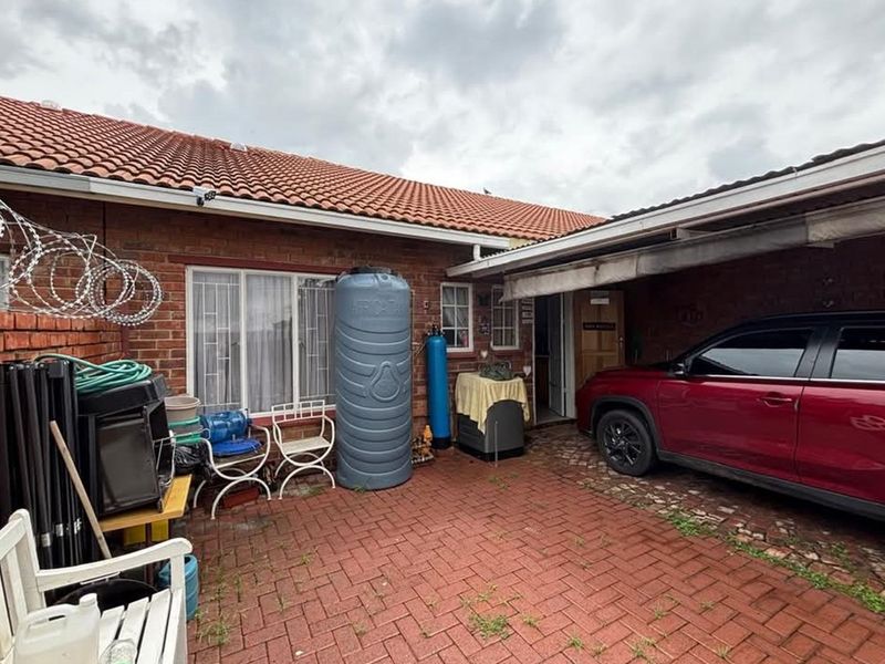 Charming two-bedroom townhouse - Photo 2