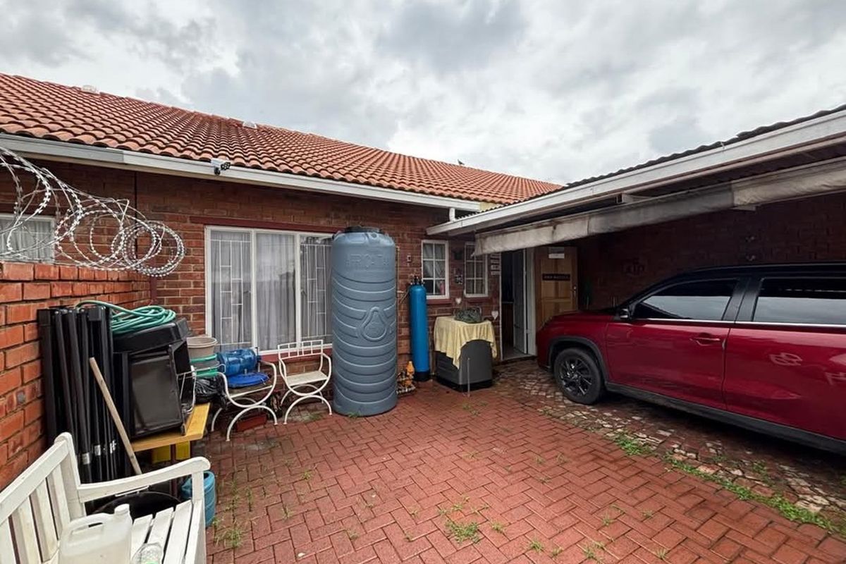 Charming two-bedroom townhouse - Photo 2