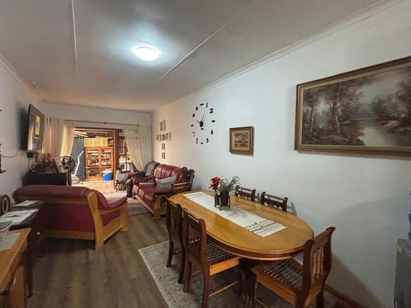 Charming two-bedroom townhouse - Photo 9