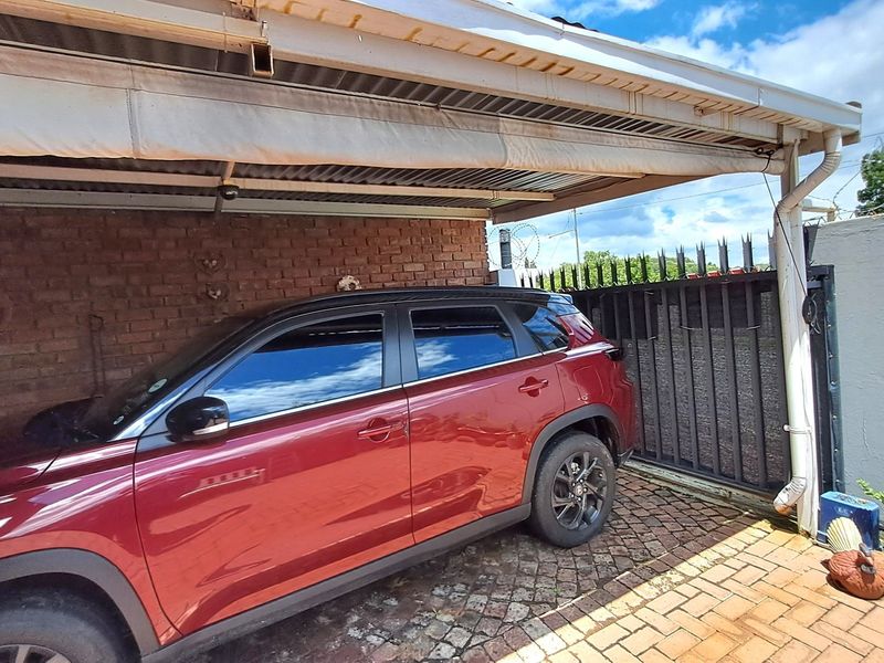 Charming two-bedroom townhouse - Photo 3