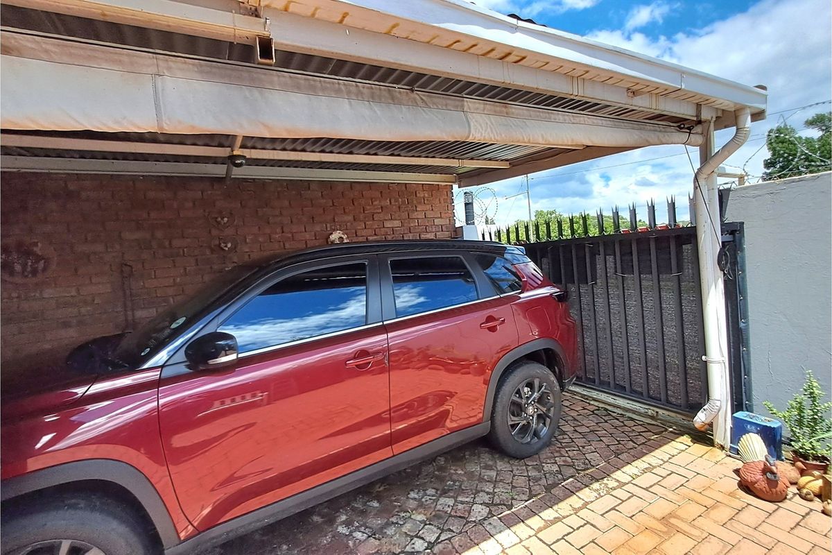 Charming two-bedroom townhouse - Photo 3