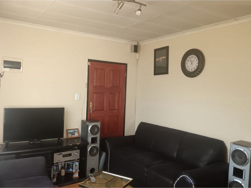 "Cosmo City Ext 7 Gem: Modern 2-Bedroom Home for Sale" - Photo 3