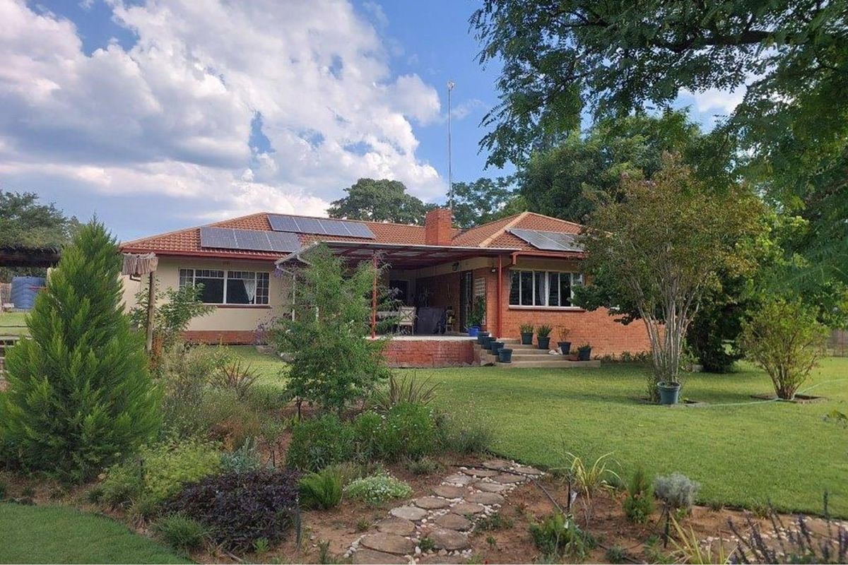 Living off-grid in the quaint little bushveld town of Rooiberg, LP - Photo 4