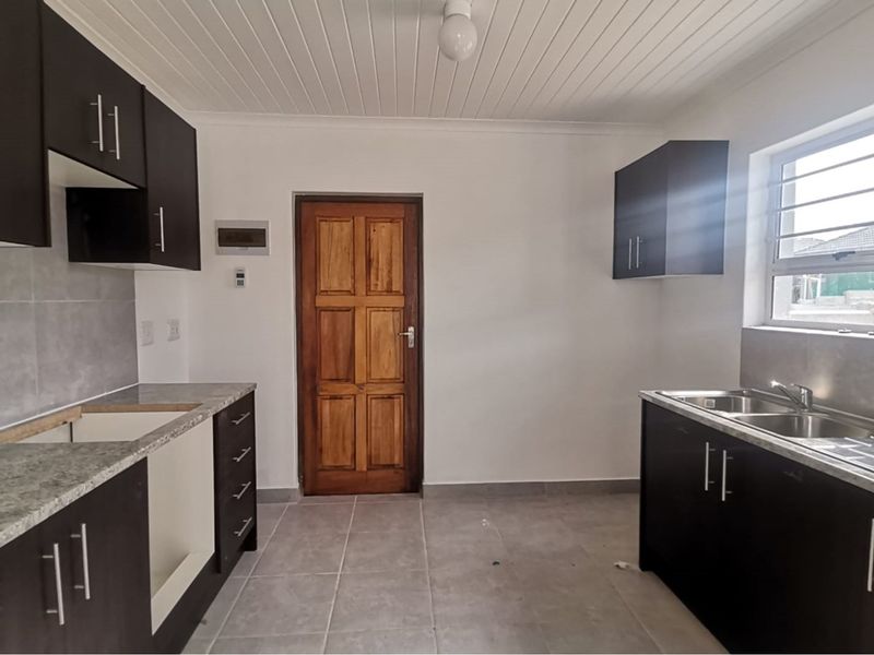 New Plot and Plan 4 Bedroom Home in Mountain Ridge Estate, Paarl - Photo 2