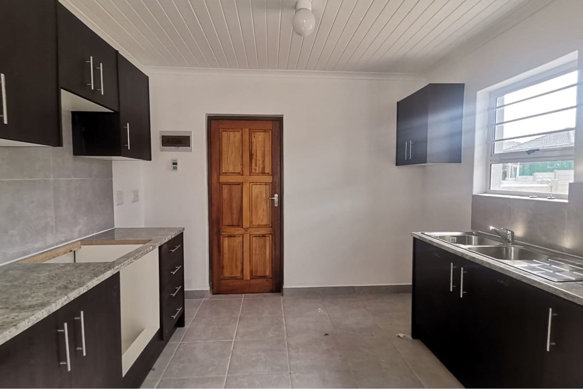 New Plot and Plan 4 Bedroom Home in Mountain Ridge Estate, Paarl - Photo 2