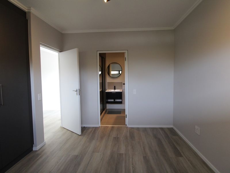 Modern 1-Bedroom Apartment in Bryanston For Sale - Photo 8