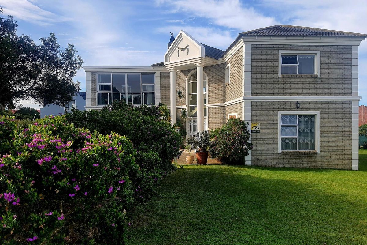 Elegant Double-Story Home with Sea Views - Photo 4