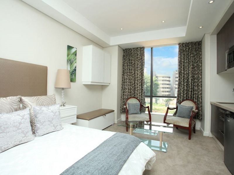 “Luxury Living in Sandton Skye: Fully Furnished Apartment with World-Class Amenities” - Photo 6