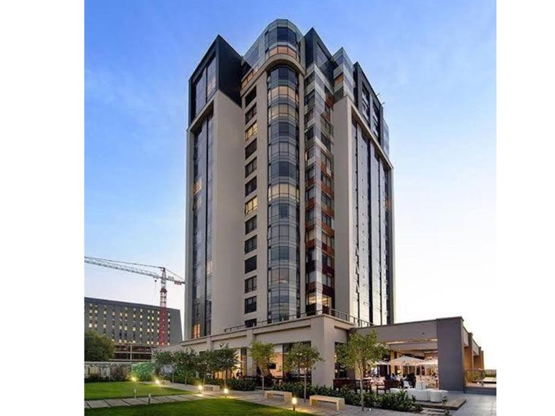 “Luxury Living in Sandton Skye: Fully Furnished Apartment with World-Class Amenities” - Photo 10