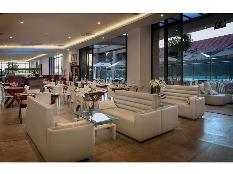 “Luxury Living in Sandton Skye: Fully Furnished Apartment with World-Class Amenities” - Photo 8