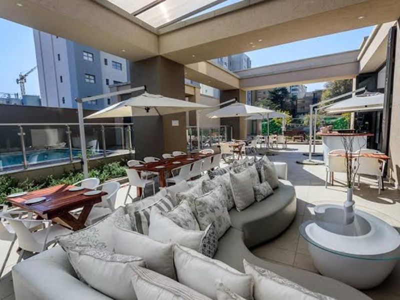 “Luxury Living in Sandton Skye: Fully Furnished Apartment with World-Class Amenities” - Photo 7