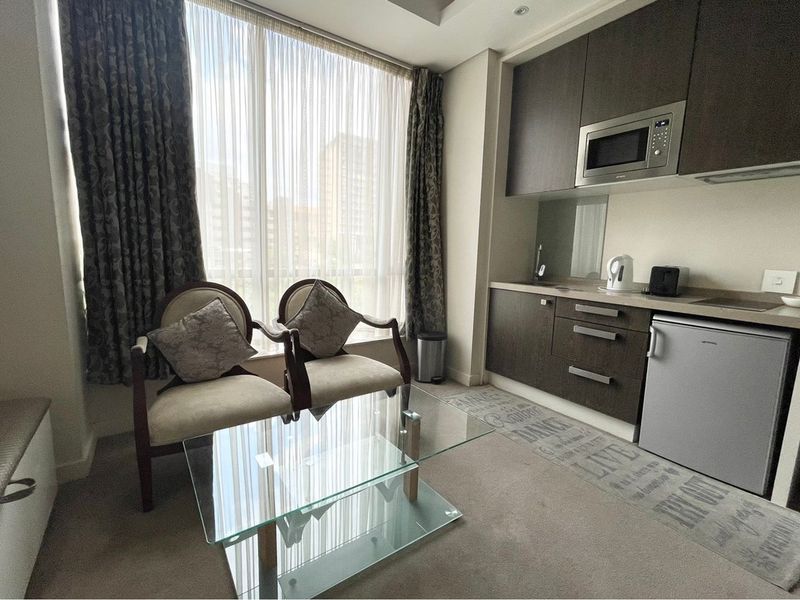 “Luxury Living in Sandton Skye: Fully Furnished Apartment with World-Class Amenities” - Photo 5