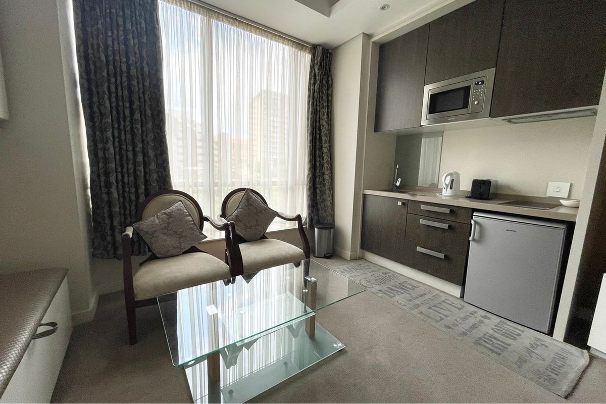 “Luxury Living in Sandton Skye: Fully Furnished Apartment with World-Class Amenities” - Photo 5